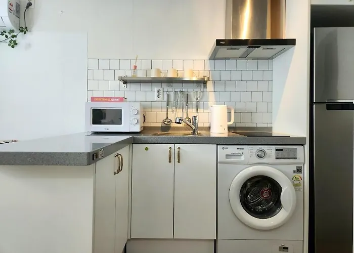 Modern House Across From Sinsa Garosu-Gil, Internet Tv, Parking Available
