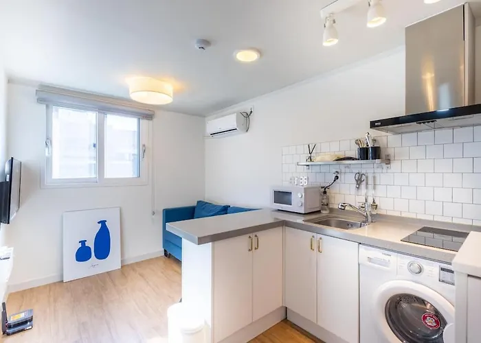 Modern House Across From Sinsa Garosu-Gil, Internet Tv, Parking Available